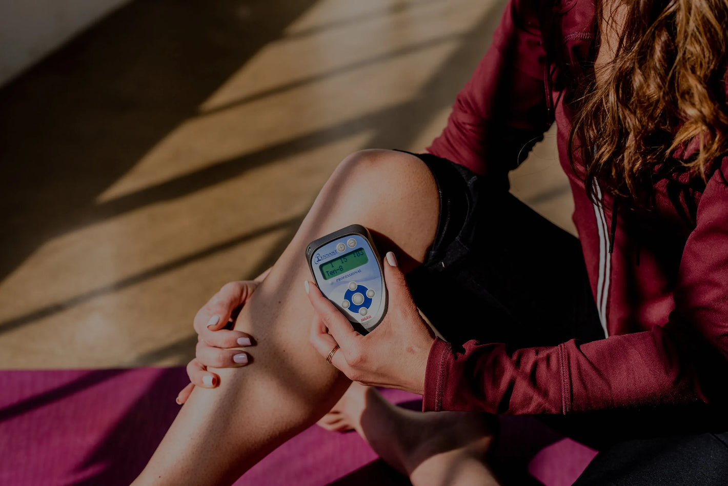 woman using the biomodulator pro on her calf 
